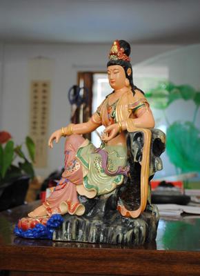 匠心獨運 40公分自在觀音菩薩木雕，傳承千年的工藝珍品